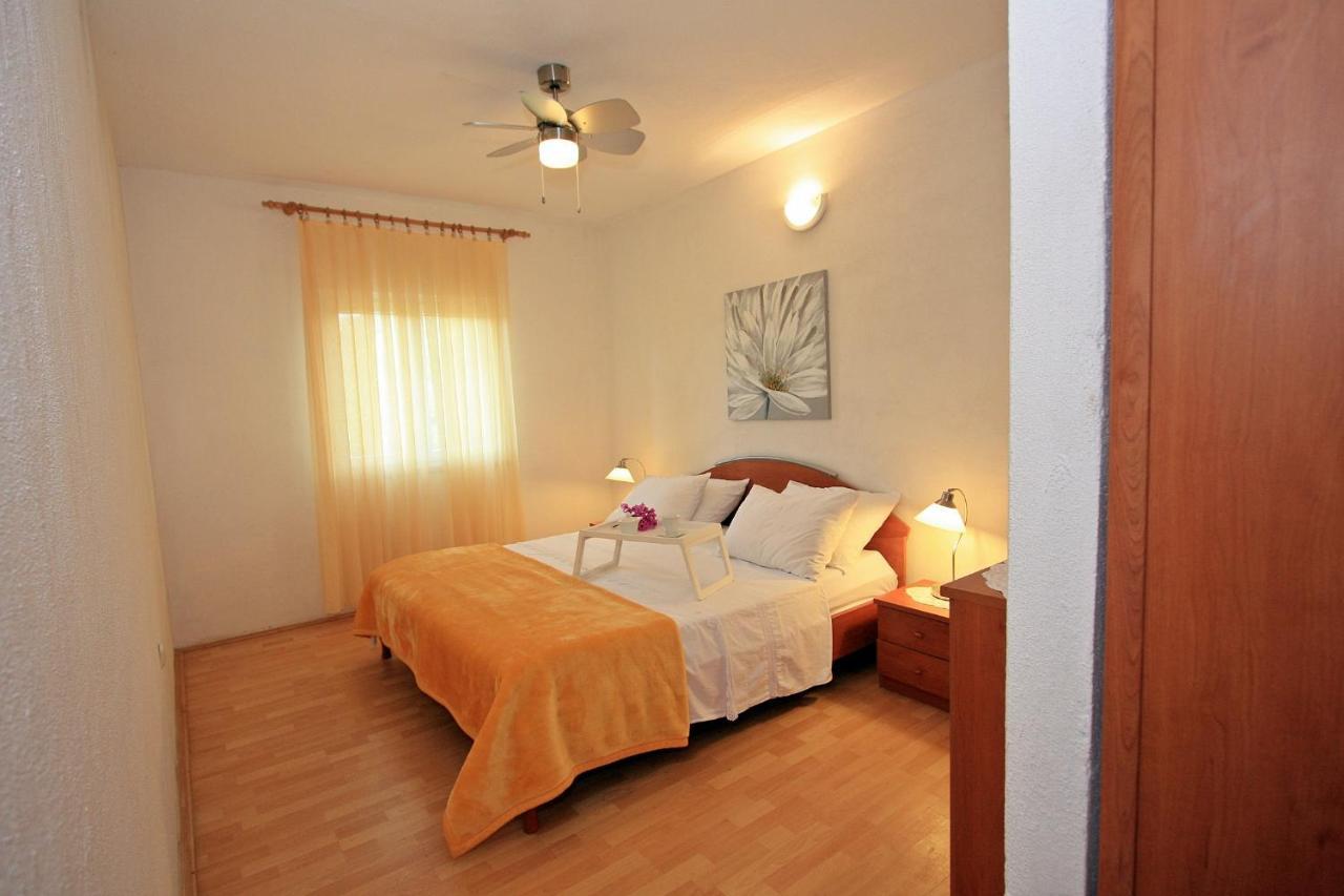 Apartments Omo 1 Supetar Exterior photo